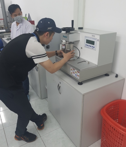 Maintenance of hydrostatic pressure gauge at TUV Saigon inspection center